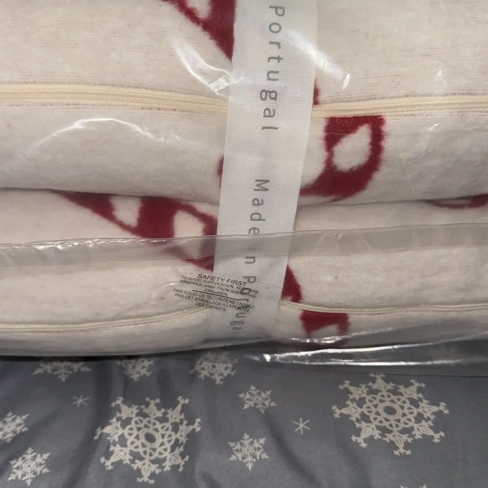 Made in Portugal Christmas candy cane 20 x 22 pack pillows
